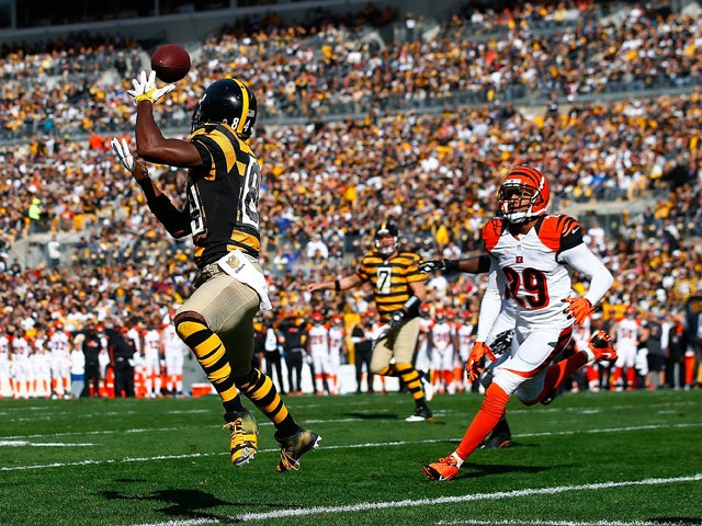 Antonio Brown #84 of the Pittsburgh Steelers catches a touchdown pass in the 1st quarter during a game against the Cincinnati Bengals at Heinz Field on November 1, 2015