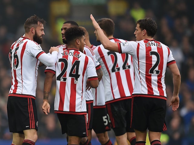 Sunderland's English-born Scottish striker Steven Fletcher (L) celebrates with teammates after scoring his team's second goal during the English Premier League football match between Everton and Sunderland at Goodison Park in Liverpool on November 1, 2015