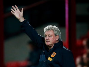 Steve Bruce, manager of Hull City gestures from the touchline during the Sky Bet Championship match between Brentford and Hull City on November 3, 2015