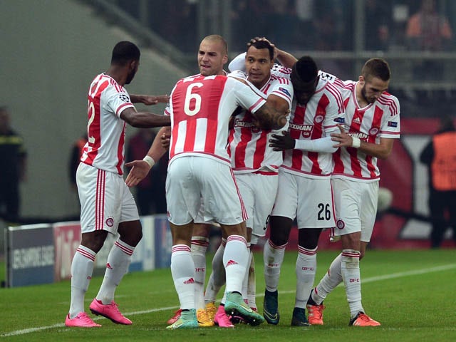 Olympiacos' Colombian forward Felipe Pardo (C) celebrates with teammates after scoring a goal during the UEFA Champions League football match between Olympiacos and Dinamo Zagreb at the Georgios Karaiskakis stadium in Athens on November 4, 2015