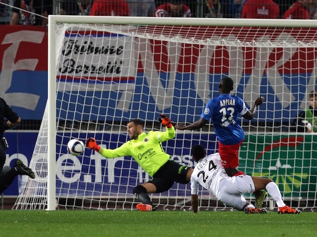 Caen's French goalkeeper Remy Vercoutre (C) saves a shot from Guingamp's French defender Marcus Coco (2ndR) during the French L1 football match between Caen (SM Caen) and Guingamp (EA Guingamp), on November 7, 2015, at the Michel d'Ornano stadium, in Caen