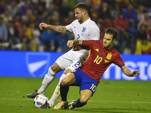 England's defender Kyle Walker (L) vies with Spain's midfielder Cesc Fabregas during the friendly football match Spain vs England at the Jose Rico Perez stadium in Alicante on November 13, 2015.