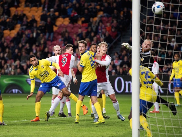 Ajax's Arek Milik (3rd L) scores during the Dutch Eredivisie football match between Ajax Amsterdam and Cambuur in Amsterdam on November 21, 2015.