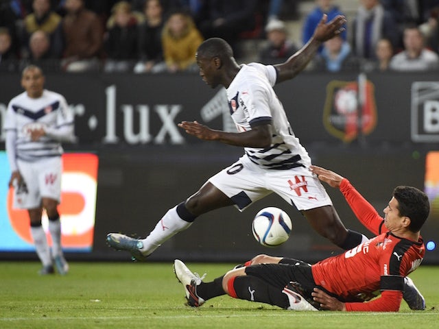 Rennes' French midfielder Benjamin Andre (R) vies with Bordeaux's French forward Henri Saivet during the French L1 football match Rennes against Bordeaux on November 22, 2015 at the route de Lorient stadium in Rennes, western France. 