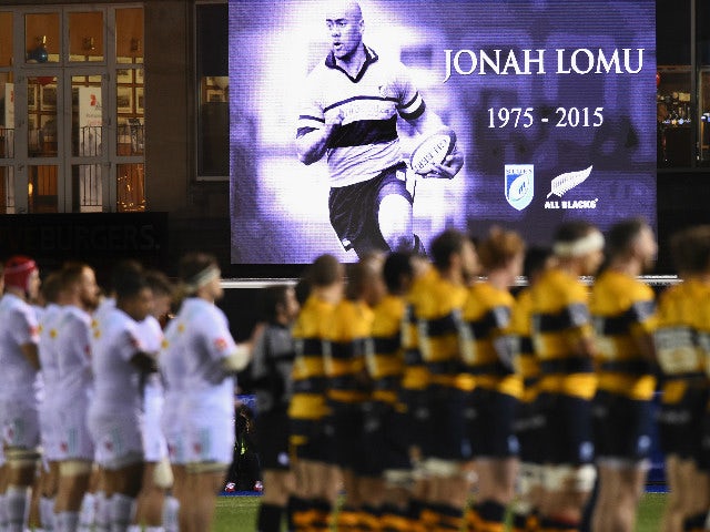 The players from both teams participate in a minutes applause for former All Blacks and Cardiff player Jonah Lomu before the European Rugby Challenge Cup match between Cardiff Blues and Harlequins at Cardiff Arms Park on November 19, 2015 in Cardiff, Wale