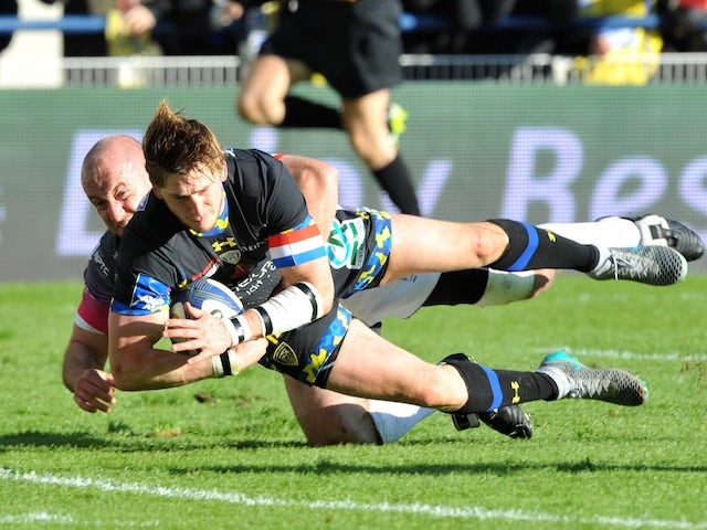 Clermont's English winger David Strettle (L) scores a try during the European Champions Cup rugby match Clermont vs Ospreys at the Michelin stadium in Clermont-Ferrand, central France, on November 22, 2015.