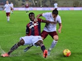 Bologna's midfielder from Ghana Godfred Donsah (L) vies with Roma's forward from Argentina Juan Manuel Iturbe during the Italian Serie A football match Bologna vs AS Roma on November 21, 2015 at the Renato Dall'Ara stadium in Bologna.