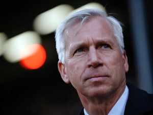 Pardew frustrated with refereeing decisions