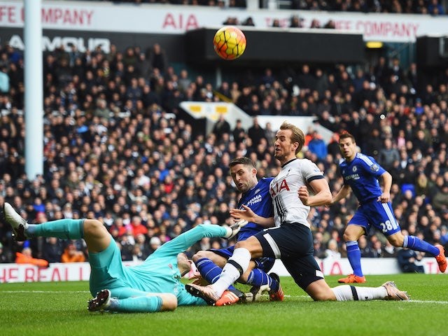 Chelsea's Asmir Begovic foils an attempt from Harry Kane of Spurs on November 29, 2015
