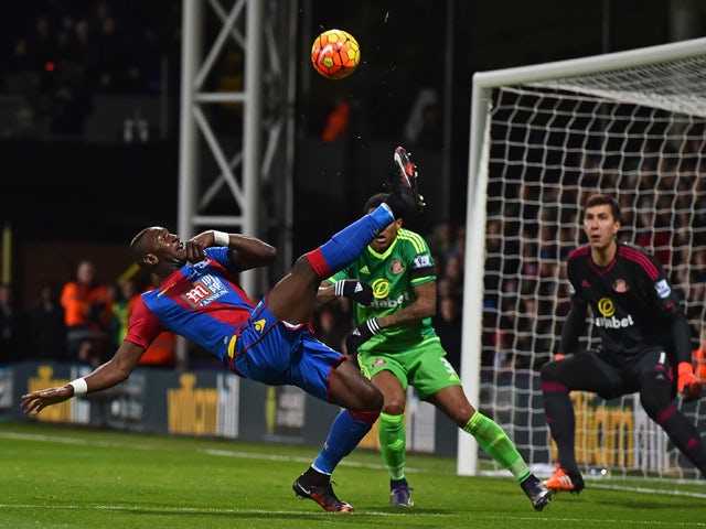 Crystal Palace's French-born Congolese midfielder Yannick Bolasie (L) tries an overhead kick during the English Premier League football match between Crystal Palace and Sunderland at Selhurst Park in south London on November 23, 2015