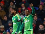 Jermain Defoe (R) of Sunderland celebrates after scoring the opening goal during the Barclays Premier League match between Crystal Palace and Sunderland at Selhurst Park on November 23, 2015