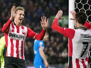 PSV put three past 10-man AZ