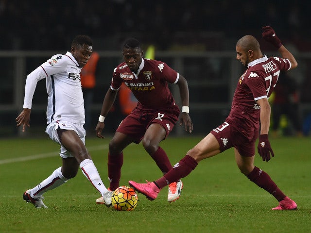 Bruno Peres (R) of Torino FC competes with Amadou Diawara (R) of Bologna FC during the Serie A match between Torino FC and Bologna FC at Stadio Olimpico di Torino on November 28, 2015 in Turin, Italy.