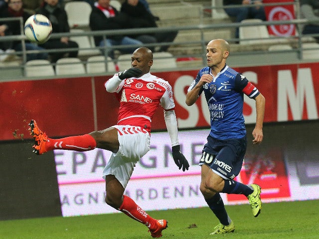 Reims' Malian defender Mohamed Fofana (L) vies with Troyes' French midfielder Benjamin Nivet (R) during the French L1 football match between Reims and Troyes on December 5, 2015 at the Auguste Delaune Stadium in Reims.