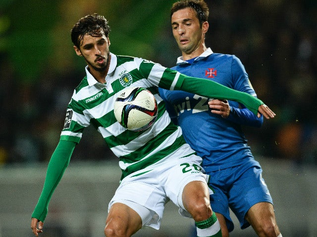 Sporting's Costa Rican forward Bryan Ruiz (L) vies with Belenenses's defender Tonel during the Portuguese league football match Sporting CP vs Os Belenses at the Jose Alvalade stadium in Lisbon on November 30, 2015.