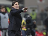 Sampdoria coach Vincenzo Montella issues instructions to his players during the Serie A match between AC Milan and UC Sampdoria at Stadio Giuseppe Meazza on November 28, 2015