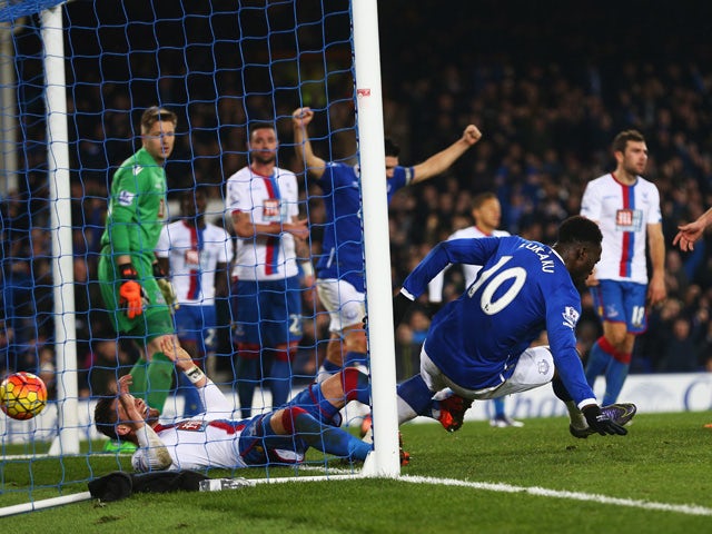 Romelu Lukaku of Everton scores the equalising goal during the Barclays Premier League match between Everton and Crystal Palace at Goodison Park on December 7, 2015