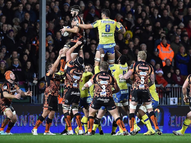 Exeter's Zimbabwean-born flanker Don Armand (L) wins the ball from Clermont's French no 8 Damien Chouly in a line-out during the European Rugby Champions Cup pool rugby union match between Exeter Chiefs and Clermont Auvergne at Sandy Park Stadium in Exete