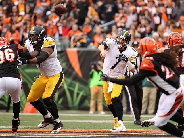 Ben Roethlisberger #7 of the Pittsburgh Steelers throws a pass during the second quarter of the game against the Cincinnati Bengals at Paul Brown Stadium on December 13, 2015