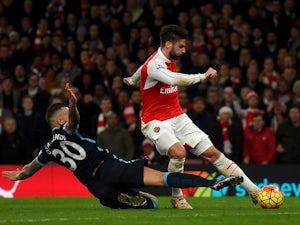 Arsenal hold out for crucial three points