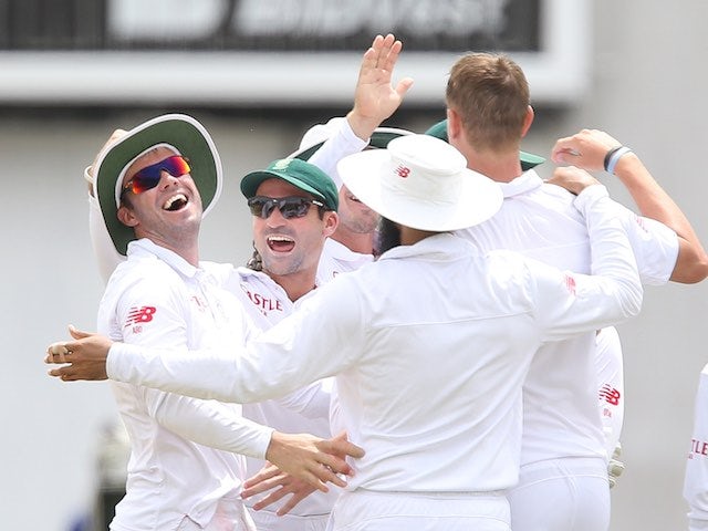South Africa players celebrate on day five of the second Test between South Africa and England on January 6, 2016
