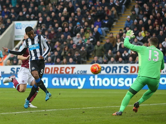  Georginio Wijnaldum of Newcastle United scores his team's second goal against West Ham United at St James' Park on January 16, 2016