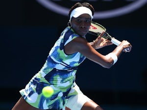 Venus battles through to Wimbledon third round