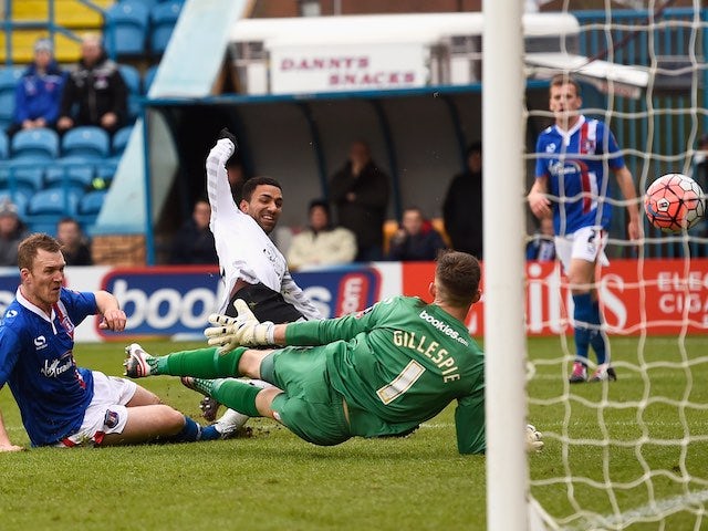 Aaron Lennon scores the second during the FA Cup game between Carlisle and Everton on January 31, 2016