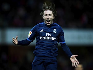 Modric stunner keeps Real Madrid in hunt