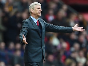 Wenger tells fans to "behave properly"