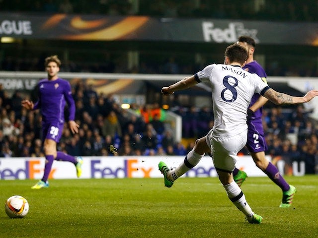 Ryan Mason scores the opener during the Europa League game between Tottenham Hotspur and Fiorentina on February 25, 2016