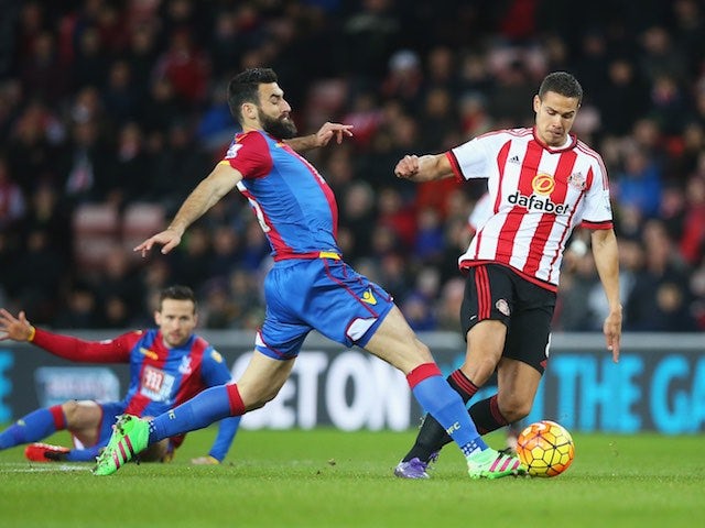 Jack Rodwell and Mile Jedinak in action during the Premier League game between Sunderland and Crystal Palace on March 1, 2016