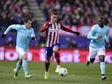 Atletico Madrid's Antoine Griezmann vies with PSV Eindhoven's Andres Guardado and Jetro Willems on March 15, 2016
