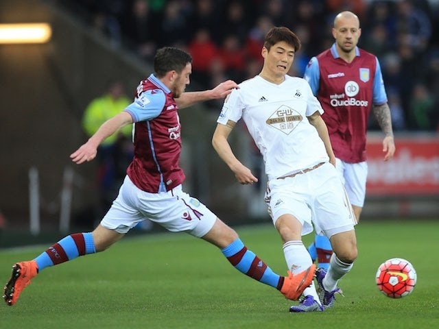 Ki Sung-Yeung and Jordan Veretout in action during the Premier League game between Swansea City and Aston Villa on March 19, 2016