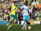 Jonny Howson and Georginio Wijnaldum in action during the Premier League match between Norwich City and Newcastle United on April 2, 2016