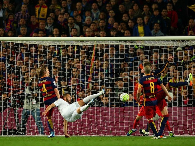 Karim Benzema scores during the La Liga match between Barcelona and Real Madrid on April 2, 2016