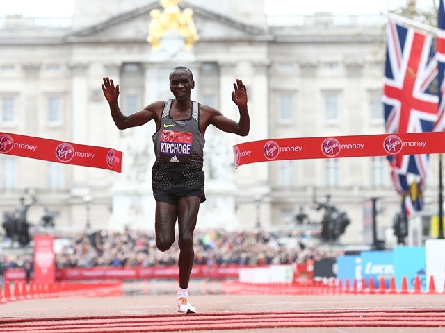Kenya's Eliud Kipchoge crosses the finish line to win the elite men's race of the 2016 London Marathon on April 24, 2016
