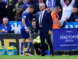 Leicester City manager Claudio Ranieri consoles Jamie Vardy after he was sent off on April 17, 2016