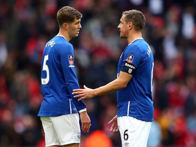 Phil Jagielka has a fatherly word with John Stones during the FA Cup semi-final between Everton and Manchester United on April 23, 2016