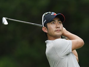Lee in control in Shenzhen before play suspended