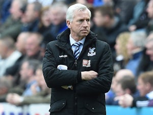 Pardew pledges to bring striker to Palace