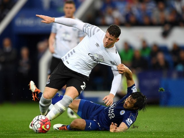 Shinji Okazaki tugs on Ross Barkley during the Premier League game between Leicester City and Everton on May 7, 2016
