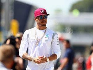 Hamilton takes US Grand Prix pole from Rosberg