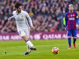 Isco in action during the La Liga game between Barcelona and Real Madrid on December 3, 2016