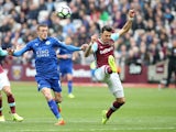 Jose Fonte and Jamie Vardy during the Premier League match between West Ham United and Leicester City on March 18, 2017