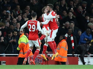 Huth own goal earns Arsenal win over Leicester