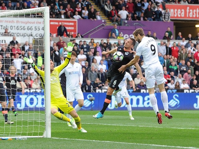 Fernando Llorente heads in during the Premier League game between Swansea City and Everton on May 6, 2017