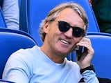 A chilled-out Roberto Mancini has a chinwag on the old rag and bone during the Serie A game between Lazio and Sampdoria on May 7, 2017