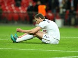 Tottenham Hotspur's Jan Vertonghen unties his shoelaces following the Europa League match against Gent on February 23, 2017