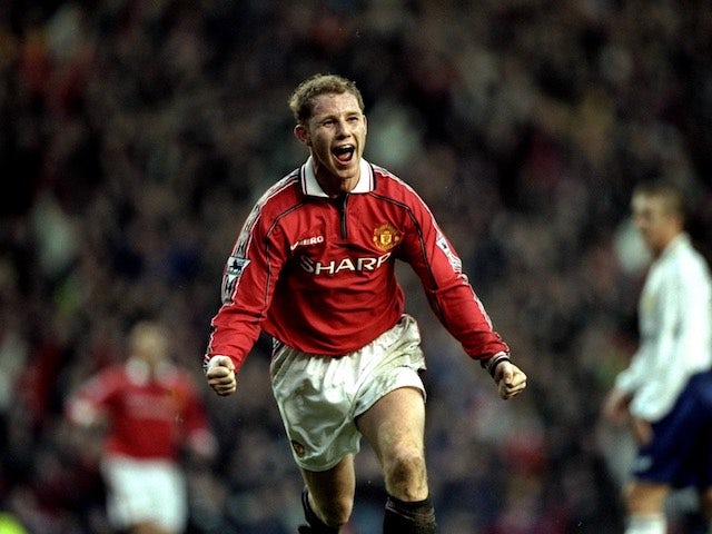 Nicky Butt playing for Manchester United in 1998